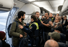 Deportacja do Wiednia przerwana po awanturze na pokładzie. W Niemczech instruują deportowanych, „jak nie dać się wydalić”