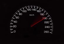 Brandenburgia: 17-latek pędził z prędkością 200 km/h przekraczając dozwoloną prędkość o 80 km/h. Jego matka siedziała obok!