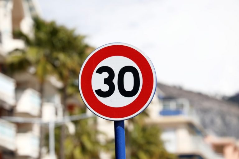 Niemcy: Kilka miast domaga się wprowadzenia powszechnego ograniczenia prędkości do 30 km/h
