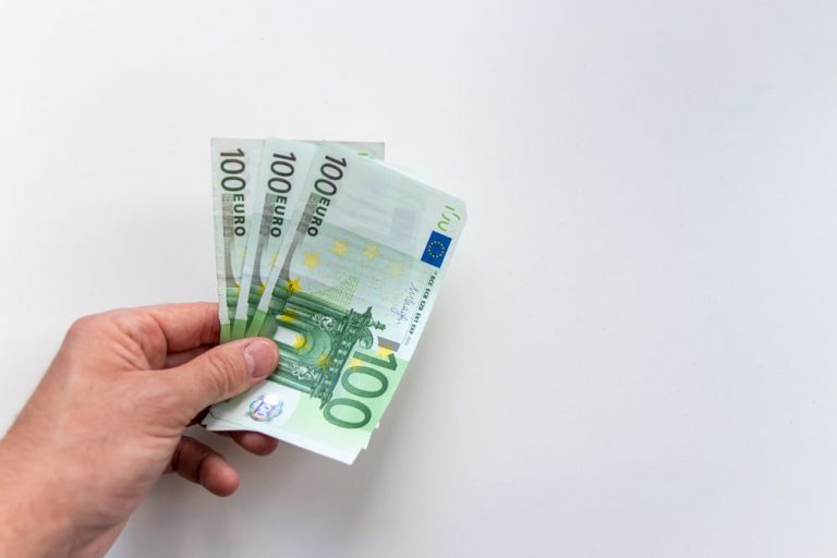 Między innymi emeryci: Te grupy osób nie otrzymają 300 euro w ramach pakietu energetycznego w Niemczech!