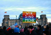 Niemcy: Coraz mniej zwolenników skrajnej prawicy, ale rośnie przyzwolenie na antydemokratyczne postawy