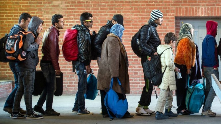 8000 uchodźców przybyło do Niemiec, chociaż otrzymali już azyl w Grecji