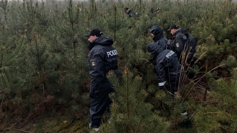 Niemcy: Myśliwy zgubił naładowany rewolwer w lesie. Szukało go 40 policjantów