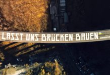 „Budujmy mosty” – olbrzymie przesłanie pokoju na moście autostradowym A45 w Niemczech! (WIDEO)