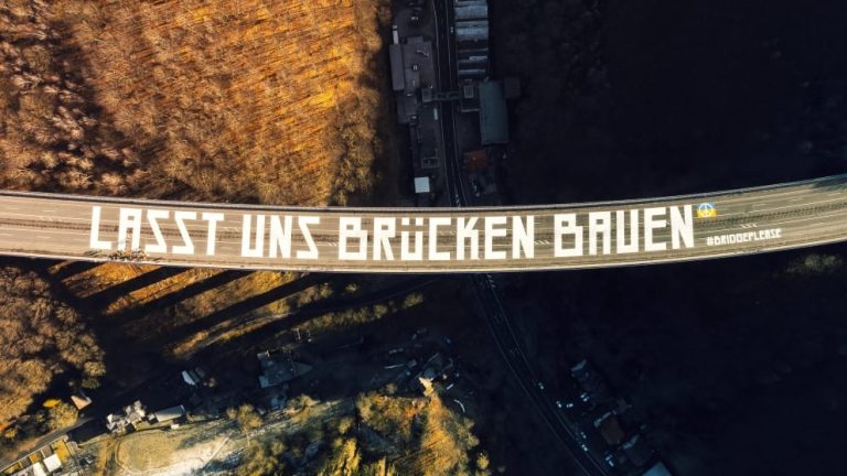 „Budujmy mosty” – olbrzymie przesłanie pokoju na moście autostradowym A45 w Niemczech! (WIDEO)