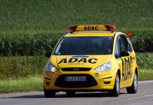 ADAC w Niemczech – ile kosztuje i co daje członkostwo? Żółty samochód pomocy drogowej ADAC – Ford S-Max