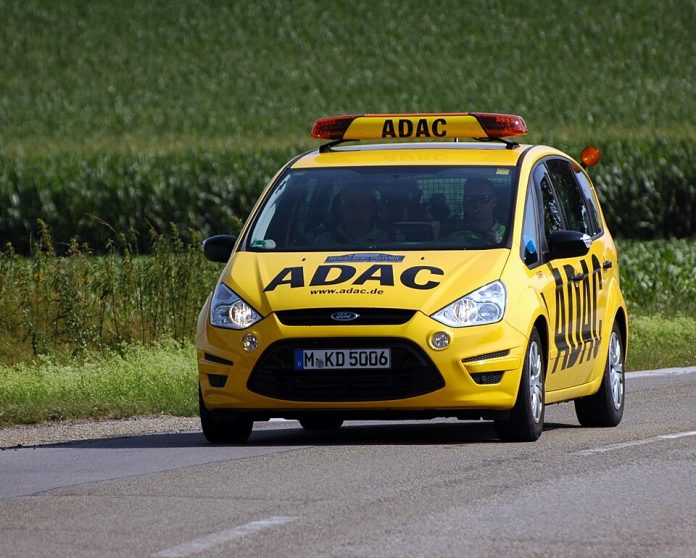 Żółty samochód pomocy drogowej ADAC – Ford S-Max