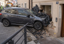 Niemcy: Samochód wjechał na taras lokalu i uderzył w ścianę kamienicy. Dwie osoby ciężko ranne