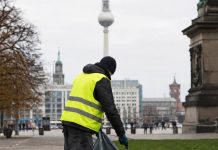 Berlin: AfD chce zobowiązać bezrobotnych azylantów do sprzątania. To część planu na pierwsze 100 dni Pracownik sprzątający przestrzeń publiczną w Berlinie