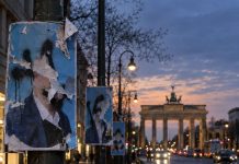 AfD głównym celem wandali podczas kampanii w Berlinie. Zniszczono 801 plakatów! Zniszczone plakaty wyborcze na ulicy w Berlinie