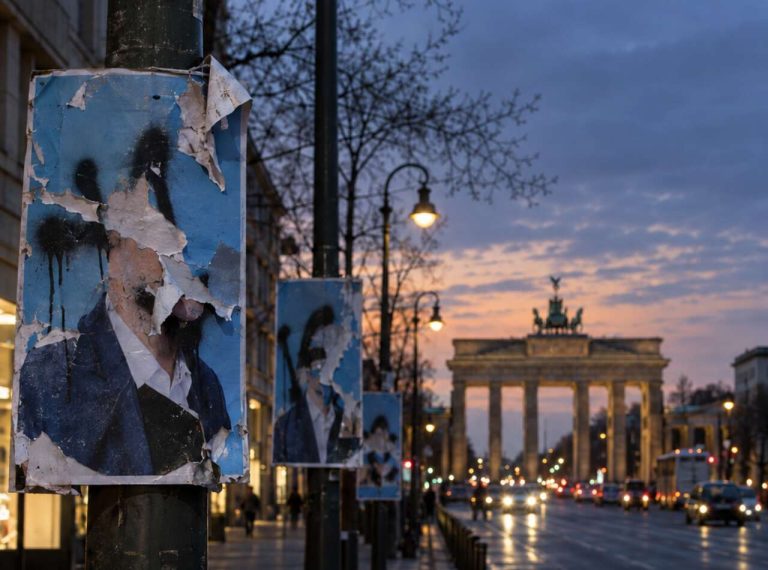Zniszczone plakaty wyborcze na ulicy w Berlinie