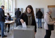 53 proc. dla AfD wśród osób w wieku 35–59 lat. CDU zdobyła u najmłodszych tylko 5 proc.! Wyborcy w lokalu wyborczym w Niemczech