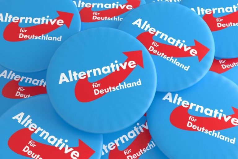 Niebieskie przypinki z logo Alternative für Deutschland (AfD)