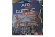 AfD celowo prowokuje pozdrowieniem Hitlera? Lewica składa skargę przez plakat wyborczy