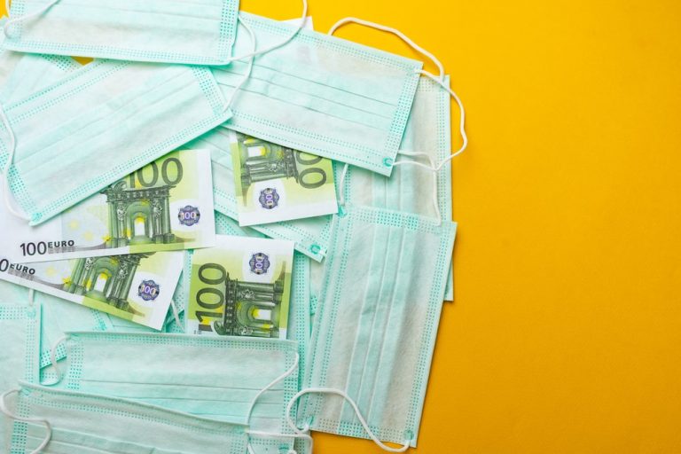 Niemiecki poseł przyjął 250 000 euro prowizji za pośredniczenie w zakupie maseczek