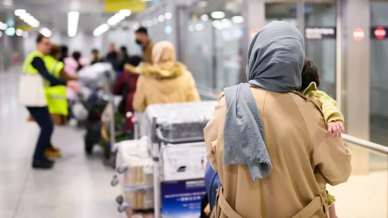 Mimo wstrzymania programów przyjęć Niemcy sprowadziły 141 Afgańczyków. Przylecieli czarterem z Pakistanu