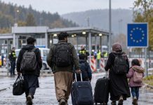 Ważny wyrok w sprawie azylu: koniec ochrony dla Afgańczyków w Niemczech, deportacje znów możliwe! Rodzina z Afganistanu z bagażami przy przejściu granicznym w Niemczech — ilustracja AI