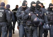 Niemcy: Mężczyzna strzelał gumowymi i stalowymi kulkami do przechodniów. Duża akcja policji