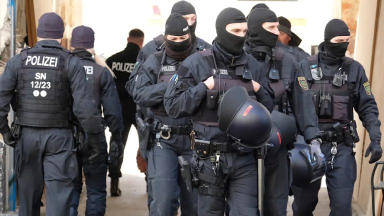 Niemcy: Mężczyzna strzelał gumowymi i stalowymi kulkami do przechodniów. Duża akcja policji