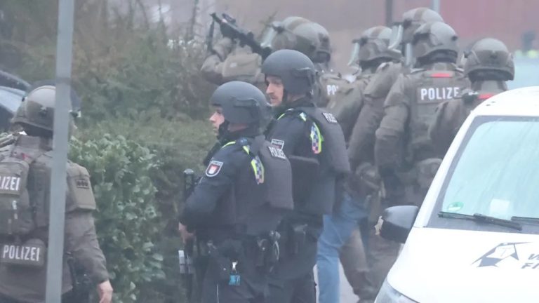 Akcja oddziałów specjalnych policji w Hamburgu: Uzbrojony mężczyzna groził, że będzie strzelał