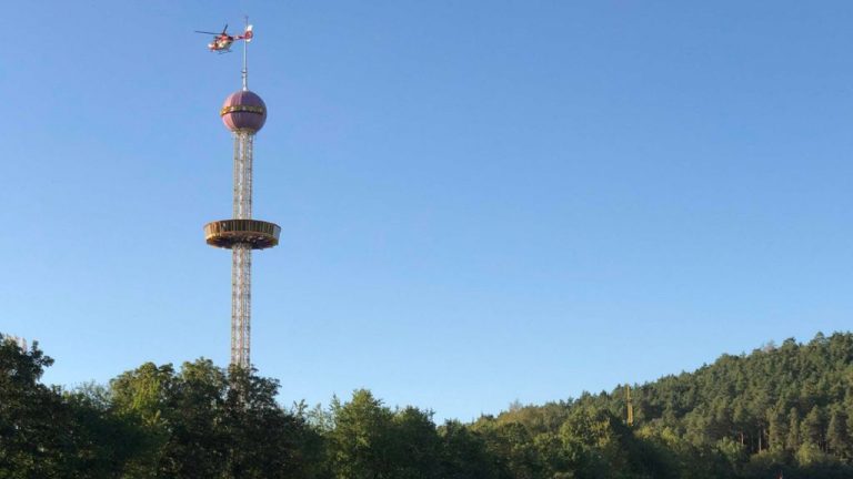 Chwile grozy w parku rozrywki w Geiselwind – odwiedzający uratowani przez helikopter! [VIDEO]