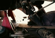 960 tysięcy aut VW i Audi w Niemczech objętych akcją serwisową. Możliwa awaria układu kierowniczego! Mechanicy podczas pracy w warsztacie samochodowym