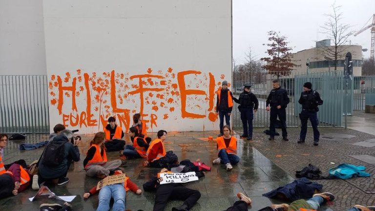 Aktywiści klimatyczni spryskali farbą Urząd Kanclerski w Berlinie