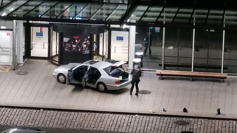 Niemcy: Alarm bombowy na lotnisku w Lipsku. Kierowca porzucił auto przed terminalem i uciekł