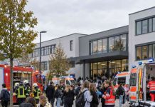 Alarm w niemieckiej szkole: 101 osób z objawami, 22 trafiły do szpitala! Ratownicy i ewakuowani uczniowie przed szkołą w Niemczech