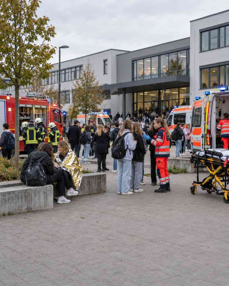 Ratownicy i ewakuowani uczniowie przed szkołą w Niemczech