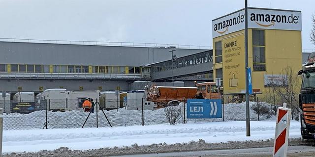 Niebezpieczeństwo zawalenia się dachu z powodu olbrzymiej ilości śniegu w Amazon Leipzig!