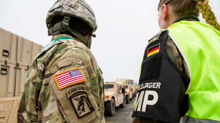 Żołnierze USA w Niemczech bez wypłat. Armia radzi korzystać z pomocy dla ubogich