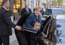 Angela Merkel pojechała 700 metrów po bułki. Towarzyszyły jej dwie opancerzone limuzyny z silnikami V8! Angela Merkel z torbą pieczywa wsiada do czarnej limuzyny
