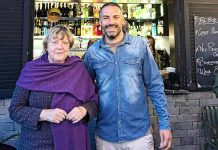 Merkel chwalona za przyjęcie uchodźców! Tak powitano ją w barze w Neapolu Angela Merkel obok pracownika baru Ba-Bar Monte Echia w Neapolu