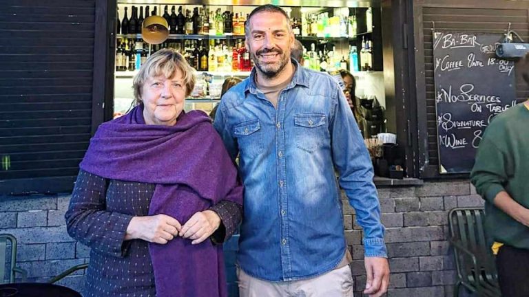 Merkel chwalona za przyjęcie uchodźców! Tak powitano ją w barze w Neapolu