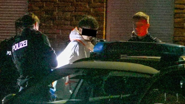 Niemcy: zatrzymano mężczyznę po znalezieniu martwej kobiety na kempingu — policja zabezpieczyła białego VW Golfa