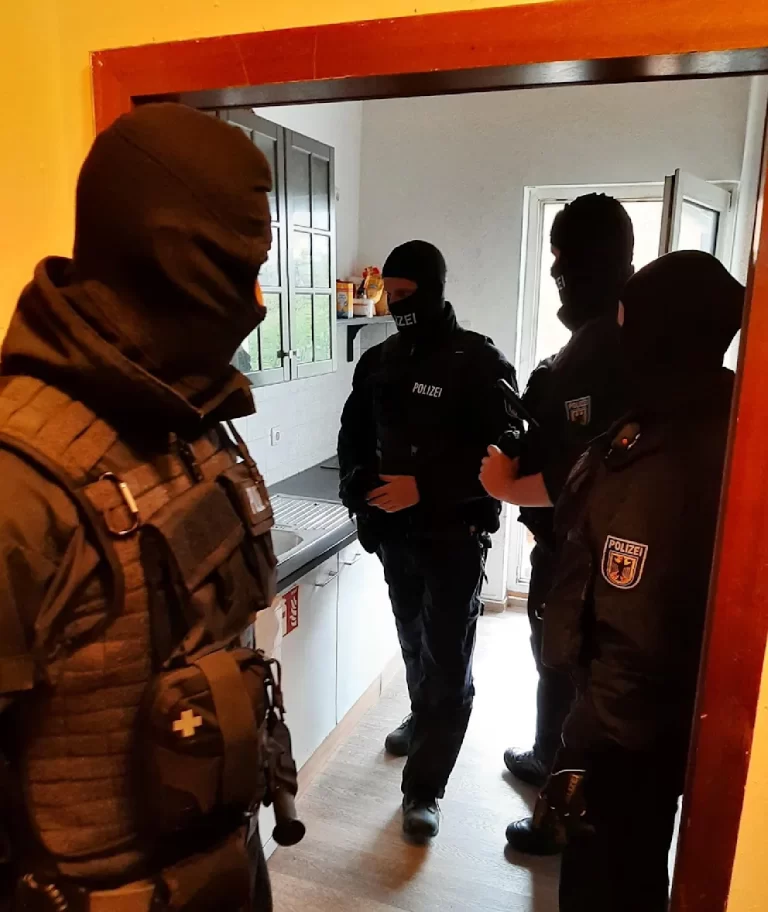 Nalot w Nadrenii Północnej-Westfalii: Policja aresztowała w Monheim szefa gangu zajmującego się przemytem ludzi