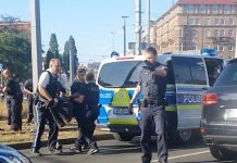 Niemcy: Syryjczyk zaatakował policjantów rozbitą szklaną butelką. Sprawca krzyczał „Allahu akbar”