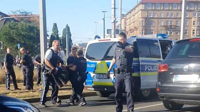 Niemcy: Syryjczyk zaatakował policjantów rozbitą szklaną butelką. Sprawca krzyczał „Allahu akbar”