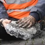 Asfalt przyklejony do dłoni protestującego