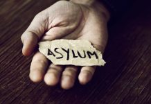 Niemcy: Były funkcjonariusz SEK Karsten Loest ostrzega — „Przyjęliśmy pod swój dach ludzi, dla których noże są symbolem statusu”