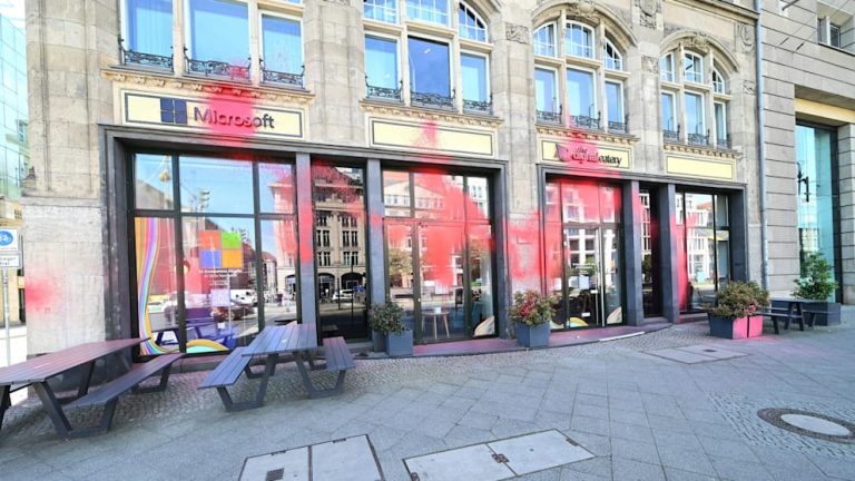 Niemcy: Lewicowi aktywiści oblali farbą siedziby Amazon i Microsoft w Berlinie. Powód: wsparcie dla Izraela