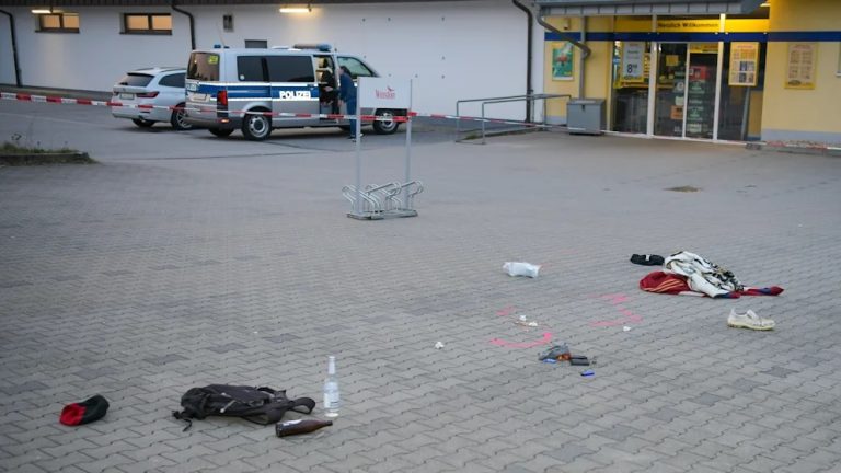 Brutalny atak nożownika przed supermarketem w Saksonii – dwie osoby ciężko ranne