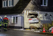 Niemcy: Kierowca Audi wbił się w dom i zatrzymał w salonie dwojga emerytów