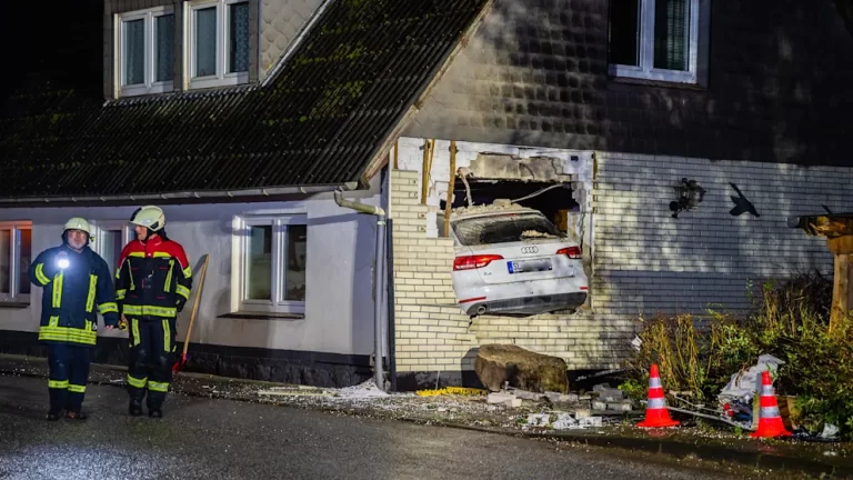 Niemcy: Kierowca Audi wbił się w dom i zatrzymał w salonie dwojga emerytów