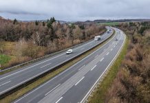 Niemcy: Odcięte dłonie kobiety znalezione na A45. Trop prowadzi do ośrodka dla uchodźców