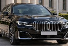 BMW wycofuje ofertę służbowego auta dla szefa parlamentu z AfD! Czarne BMW przed budynkiem administracji — ilustracja wygenerowana przez AI