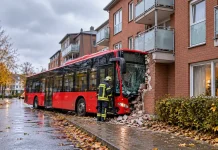 Niemcy: autobus z dziećmi wbił się w dom! Dziecko wśród ciężko rannych Symboliczna ilustracja autobusu przy uszkodzonej ścianie domu i strażaka
