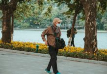 Badacze aerozoli: noszenie maseczki na zewnątrz nie ma sensu, niebezpieczeństwo czai się w pomieszczeniach!