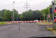 Tragedia na przejeździe kolejowym w Bawarii: wpatrzony w telefon komórkowy 20-latek został potrącony przez pociąg. Zmarł w szpitalu…